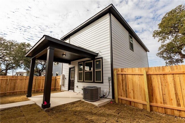 Building Photo - 2024 Pecan Island Dr