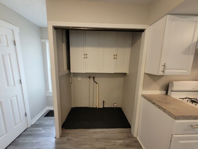 Building Photo - 1 Bedroom, 1 Bathroom Home near Iowa State Fairgrounds