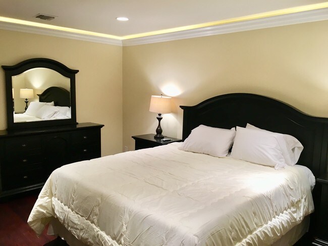 Building Photo - 700 N Irena Ave