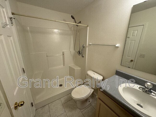 Building Photo - 1015 Peakview Dr