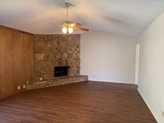 Building Photo - Three bedroom Duplex, Fenced Yard, Union School District