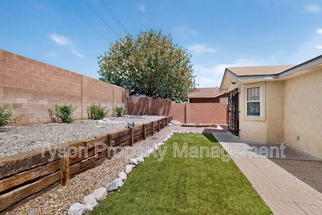 Building Photo - 1409 Stoneway Dr NW