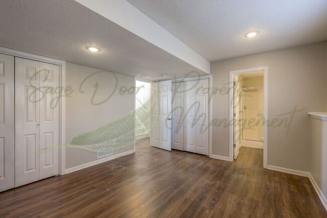 Building Photo - 706 NW Baytree Dr