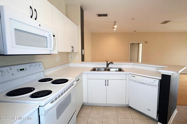 Building Photo - 610 Fairway Dr