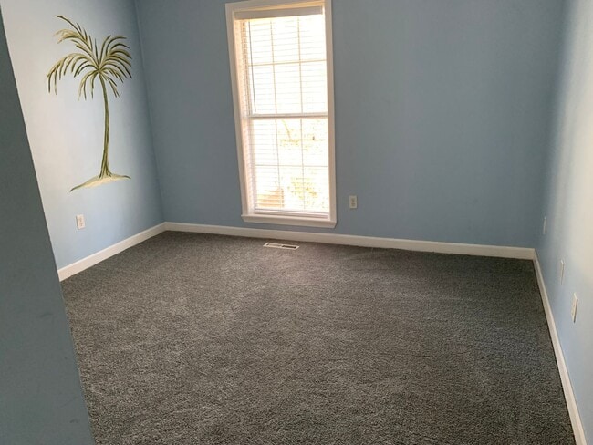 Building Photo - Amazing 4 Bedroom, 3 Bath Home With 2 Kitc...