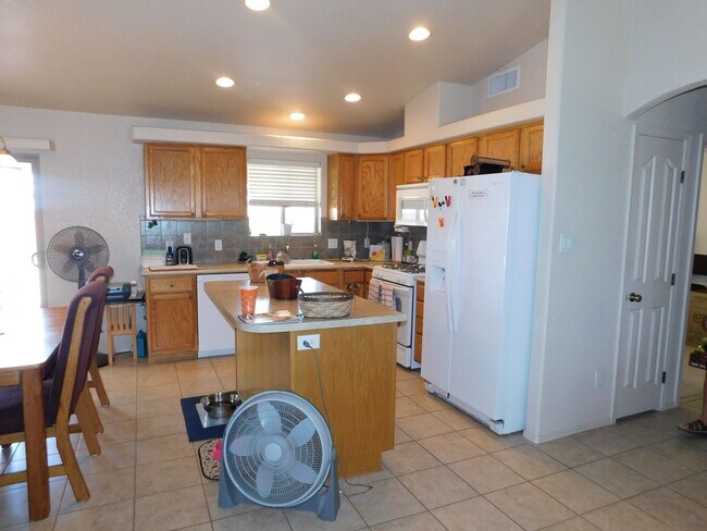 Building Photo - 3 BED 2 BATH IN ESTRELLA!