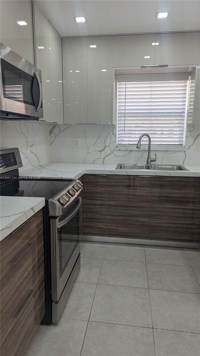 Building Photo - 213 E Forest Oak Cir