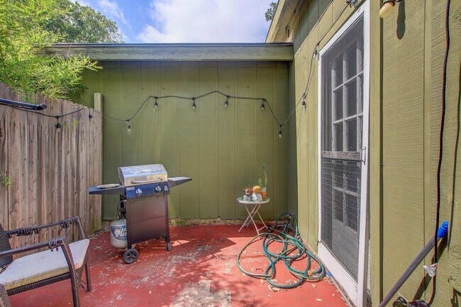 Building Photo - 3317 S Oak Dr