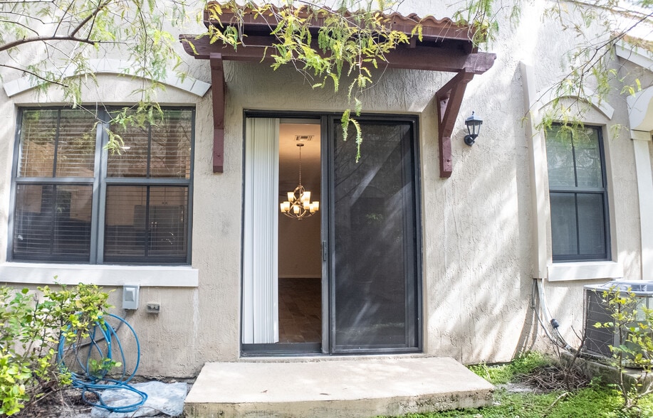 Building Photo - 1042 NW 33rd Mnr