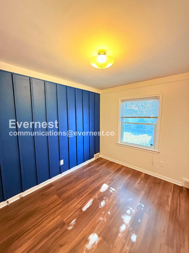 Building Photo - 3 Bed/1 Bath Home with Fenced Yard / Pet-Friendly / Vouchers Accepted / Available Now!