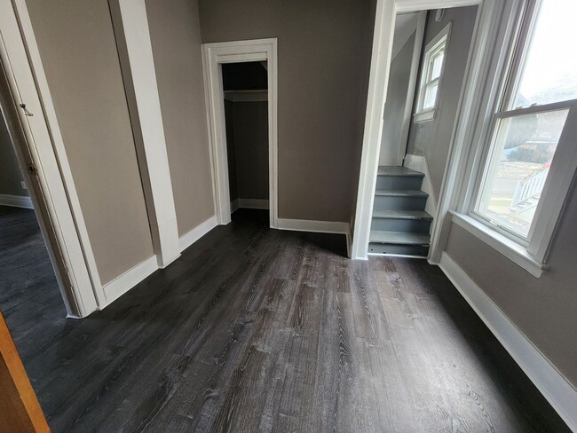 Building Photo - Three Bedroom Single Family Home!