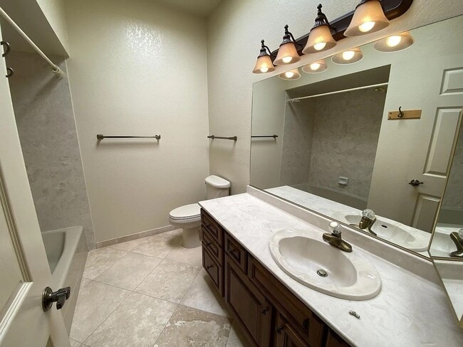 Building Photo - Spacious 2bd/2bath + Den home in Catalina ...