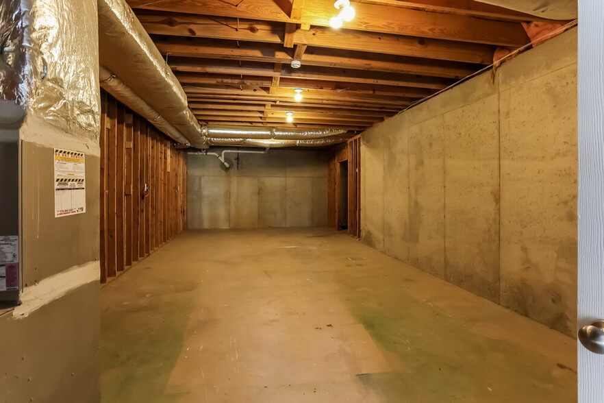 Building Photo - 352 Carriage Ln