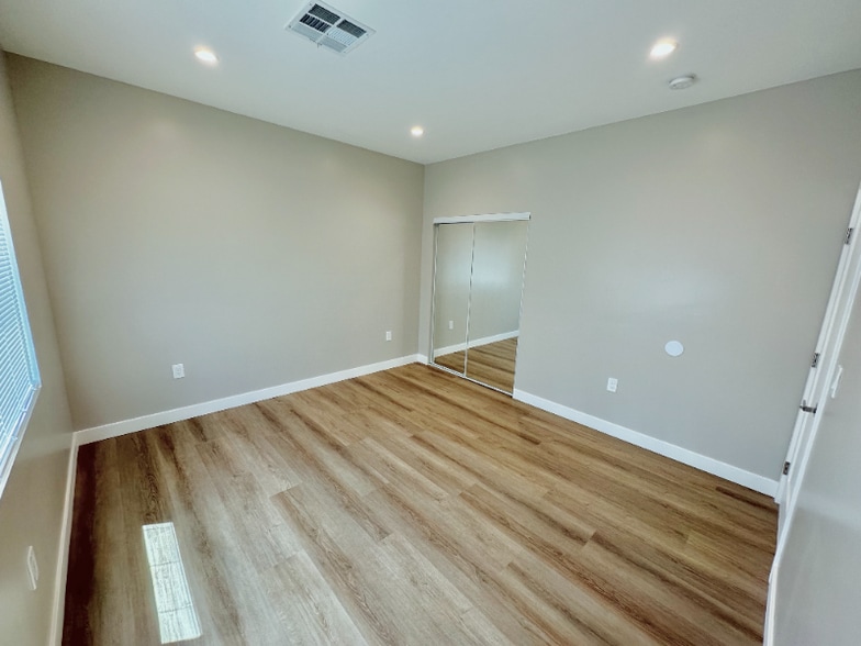 Building Photo - 8436 Oakdale Ave