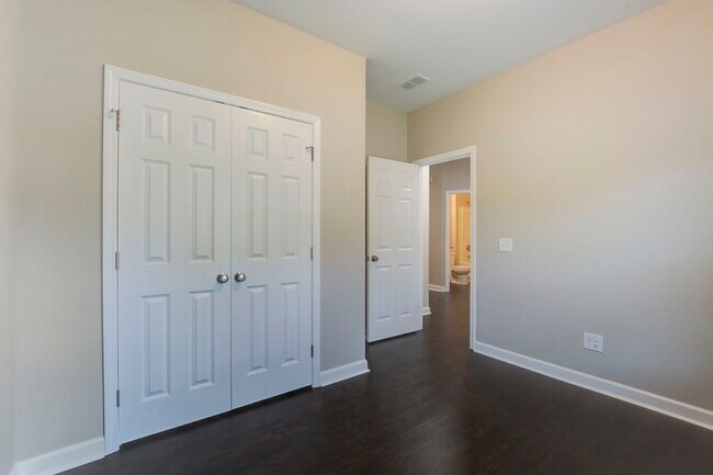 Building Photo - 108 Pine Ct