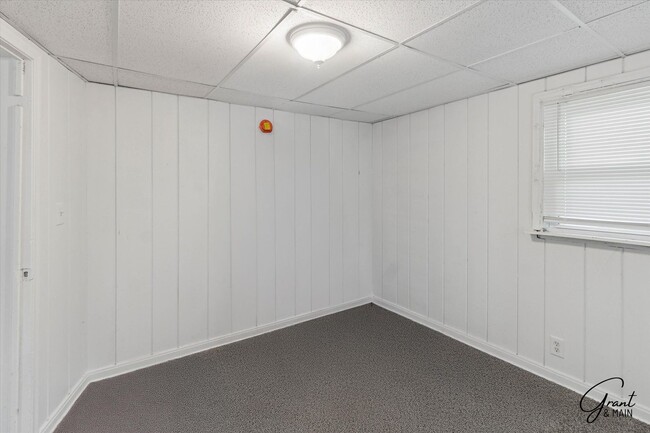 Building Photo - $1500 5 bedroom 2 bath