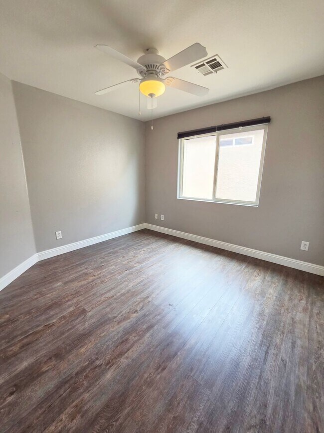 Building Photo - Spacious 3 Bed + Loft & Den with Soaring Ceilings