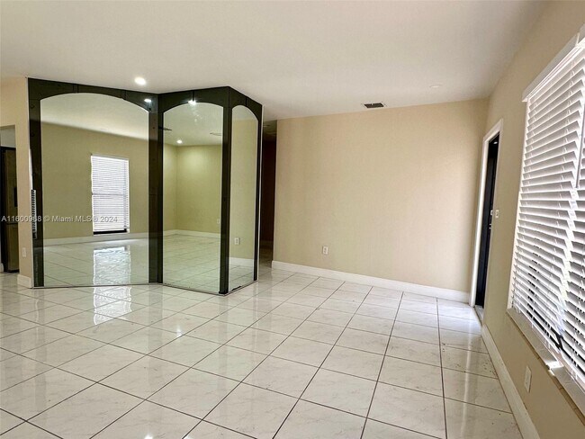 Building Photo - 775 NW 168th Dr