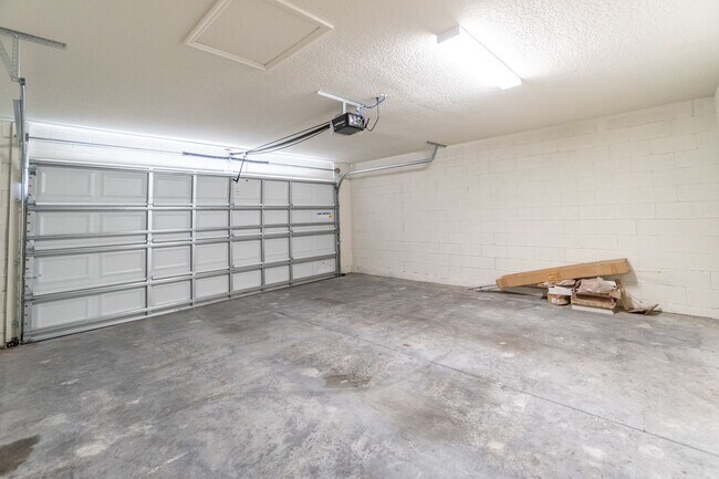 Building Photo - Beautiful Energy Efficient 3/2.5 Townhome ...