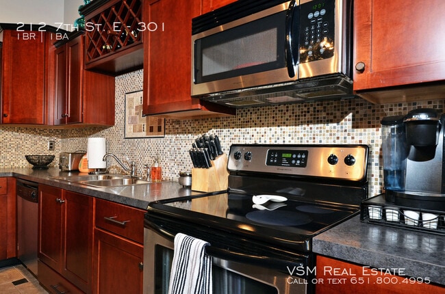 Building Photo - 212 7th St E