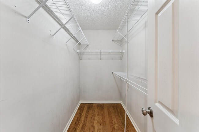 Building Photo - MOVE-IN READY! (Pet Friendly)