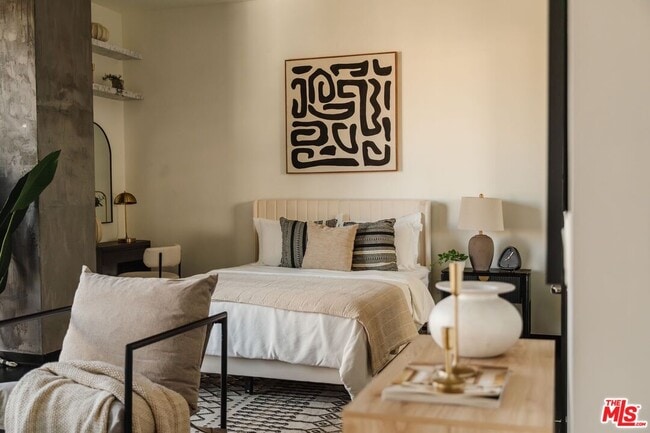 Building Photo - 655 S Hope St