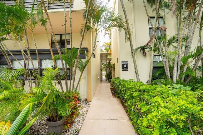Building Photo - 20350 W Country Club Dr