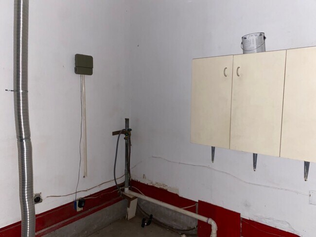 Building Photo - 2 bed 1 1/2 bath