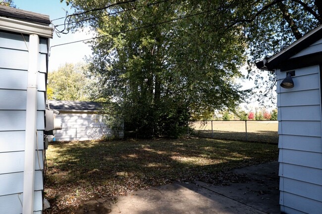 Building Photo - 3 Bedroom House