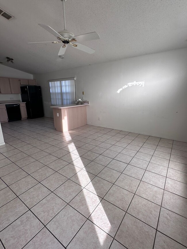 Building Photo - Nice 3 bedroom, 2 bath single family home