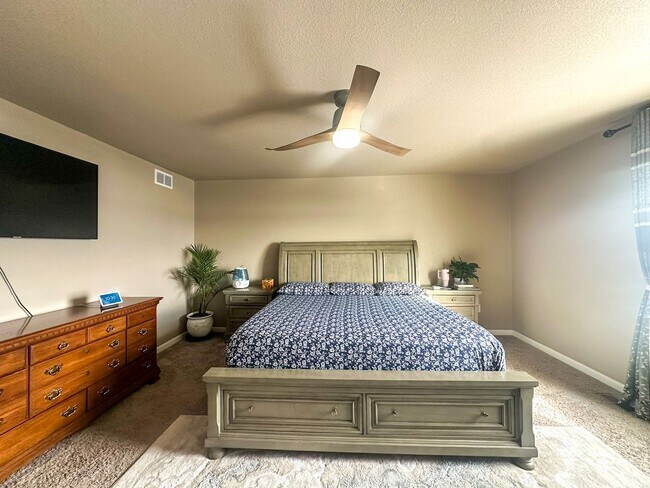 Building Photo - Grand 6bd 4ba Crystal Valley home with an in-law suite!!!