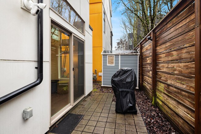 Building Photo - North Beacon Hill Townhome Living!