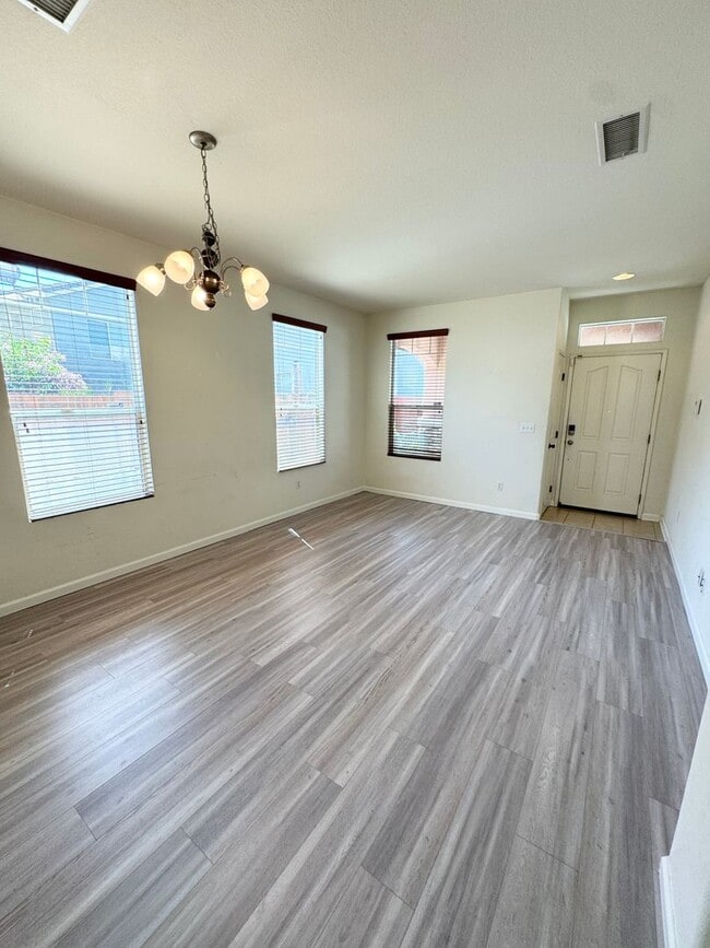 Building Photo - THREE BEDROOM TWO AND A HALF BATH POOL USE SEE VIDEO