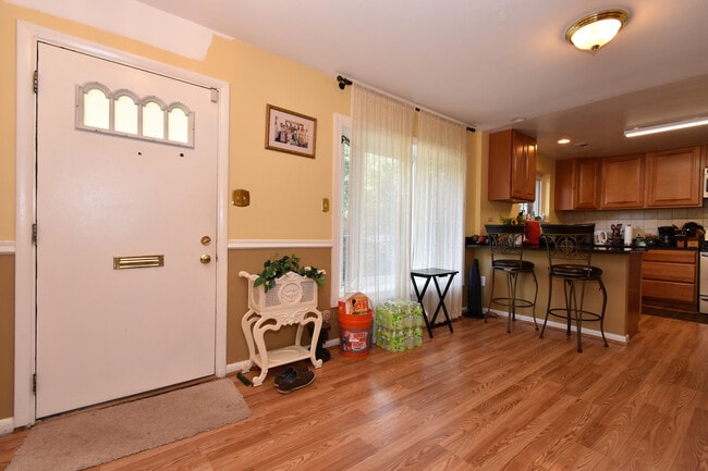 Building Photo - Fantastic 4 bedroom, 2 full bath, 2 half bath home in Close in Silver Spring!