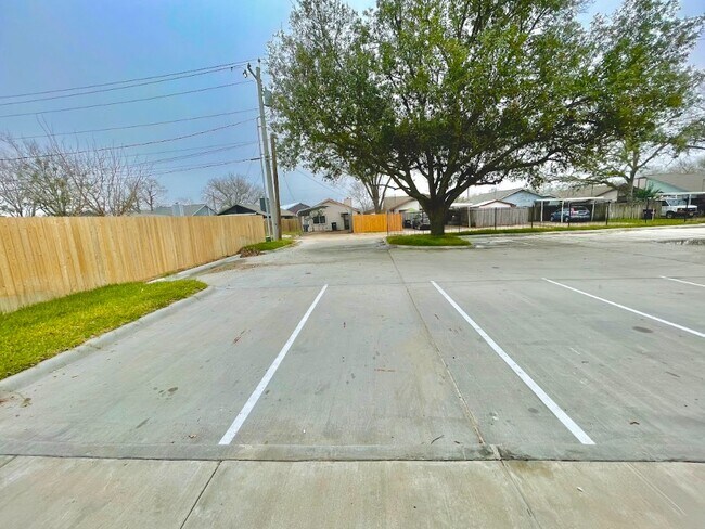 Building Photo - 710 Vassar Ct