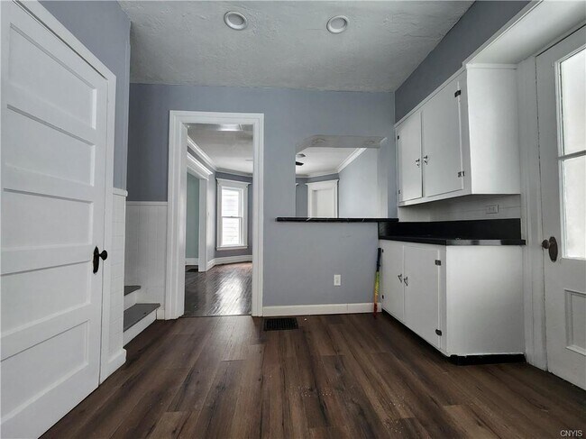 Building Photo - 218 S Pleasant St