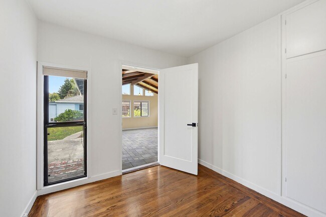 Building Photo - Charming single level family home located in sought after San Lorenzo Village.