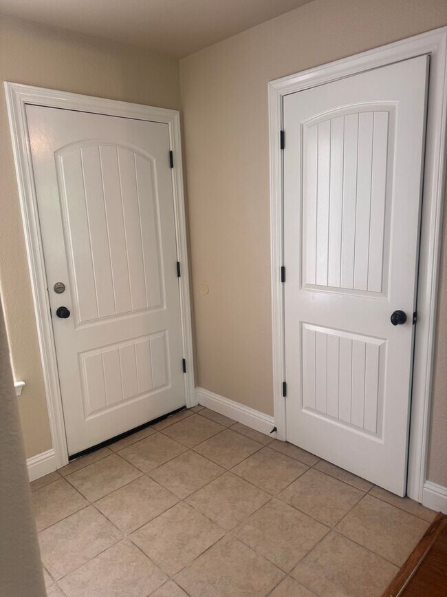 Building Photo - Charming 3 Bed/ 2 Bath Home. AVAILABLE NOW!!!!
