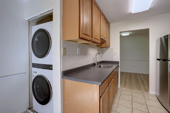 Building Photo - 2 BR/2 BA Garden Level Condo