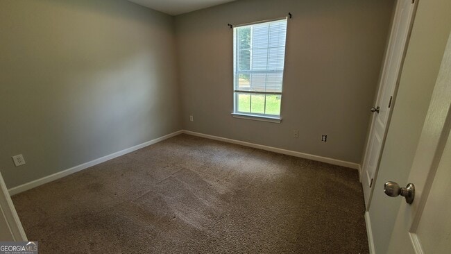 Building Photo - 1593 Queen Elizabeth Dr