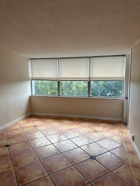 Building Photo - 1005E
