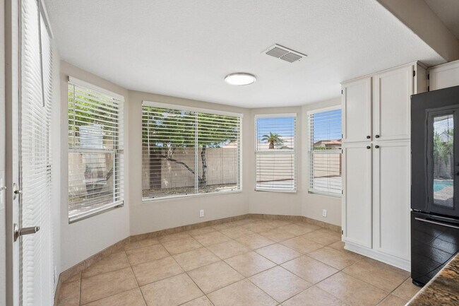 Building Photo - 8734 W Bloomfield Rd