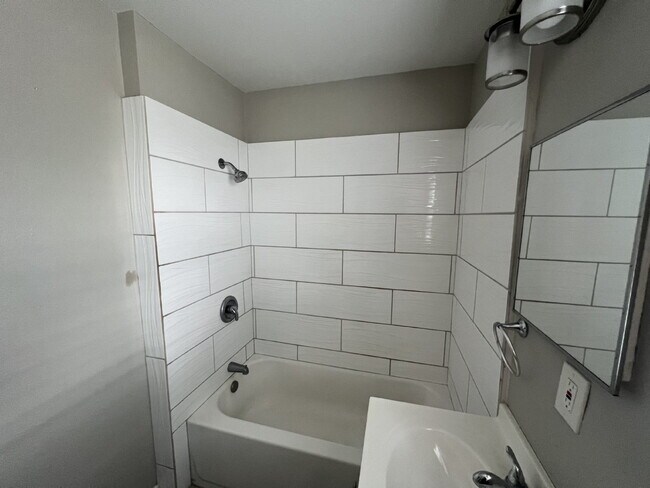 Building Photo - One bed/One bath close to Woodlawn Lake