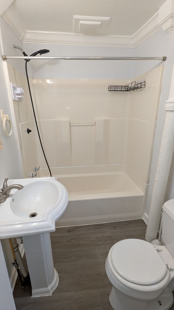 Building Photo - Newly renovated 2-bedroom, 1-bathroom home...