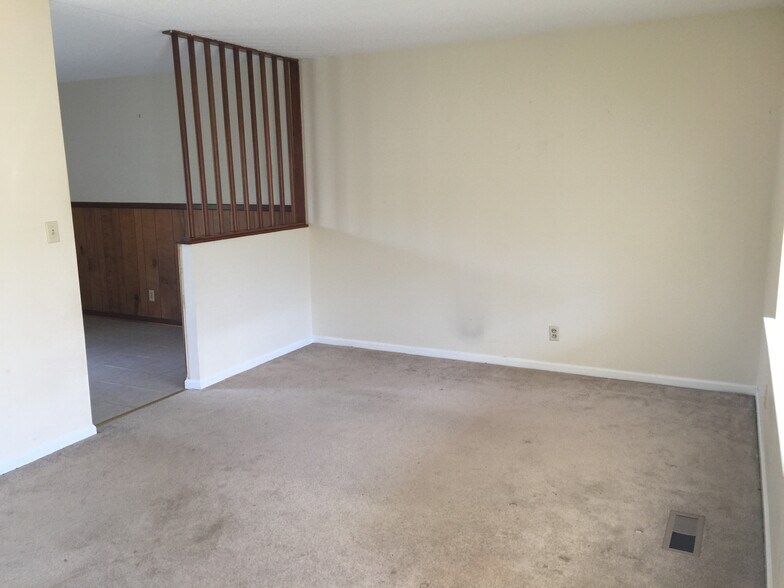 Living room - 963 Brynwood Dr