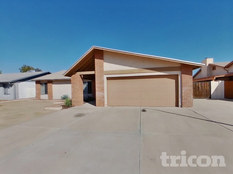 Primary Photo - 10044 W Highland Ave