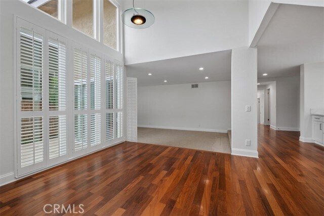 Building Photo - 39 Silver Crescent