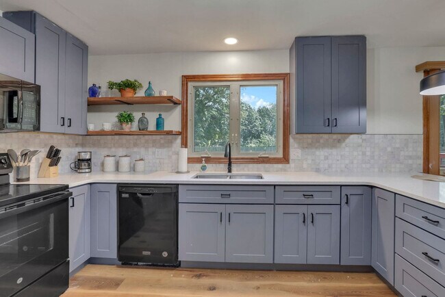 Building Photo - 3695 Montclair Dr