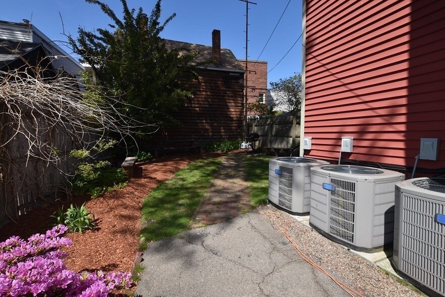 Building Photo - 135 Otis St