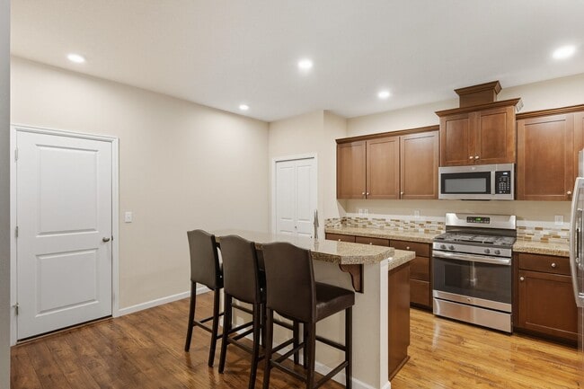 Building Photo - Lovely 3 Bedroom 2.5 Bath Sherwood Townhom...